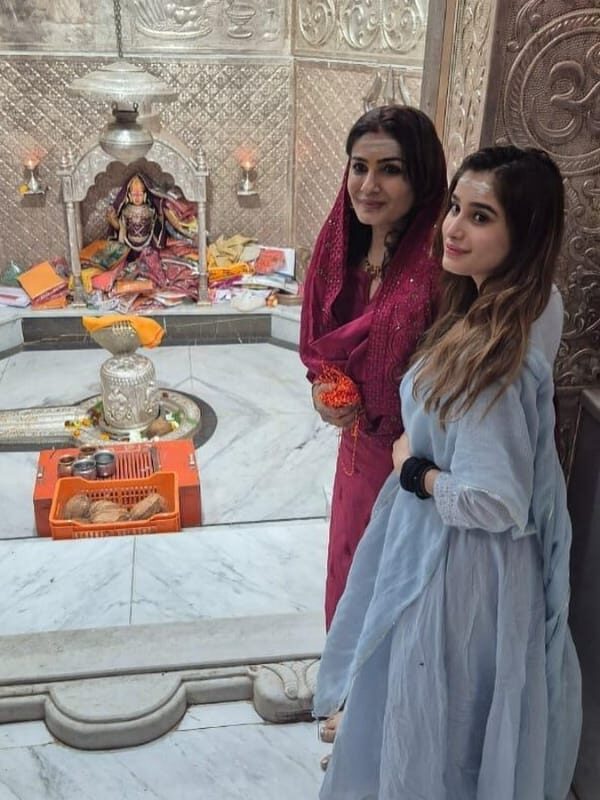 Rasha Thadani with mom at temple