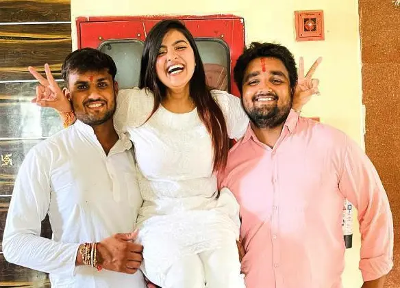 Divyanka sirohi with brother