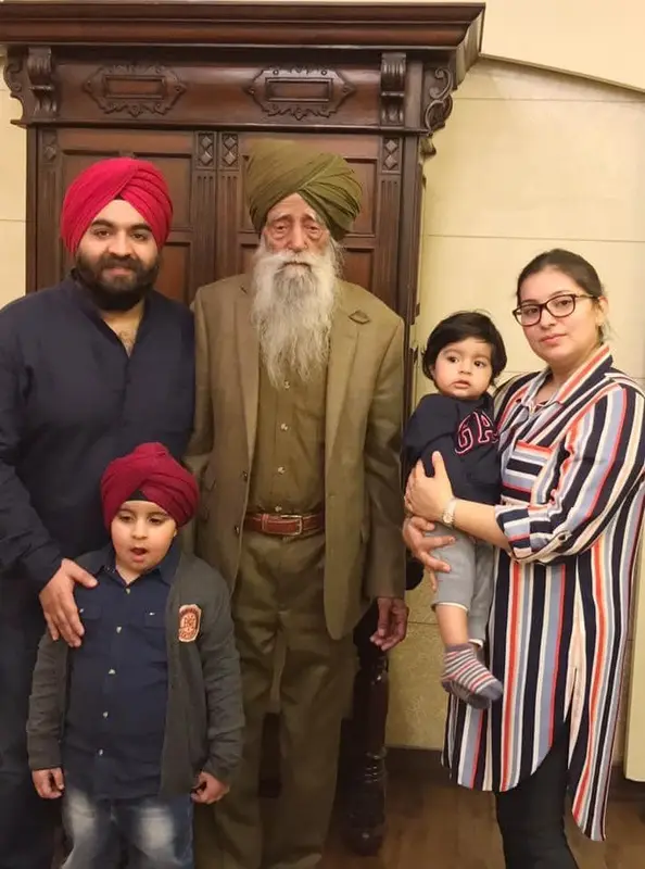 Fauja singh with family
