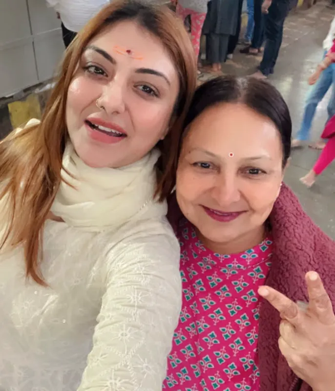 Khushi Mukherjee with mom