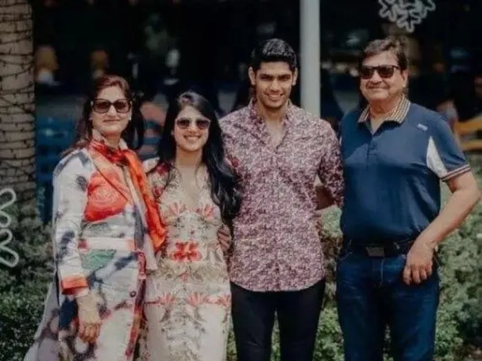 Mohak mangal with family