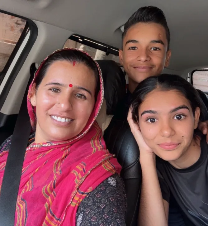 Pooja Bishnoi with mom