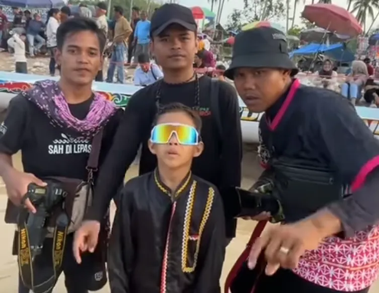 Rayyan Arkan Dikha with friends