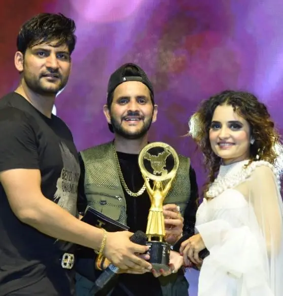Shiva Choudhary taking award