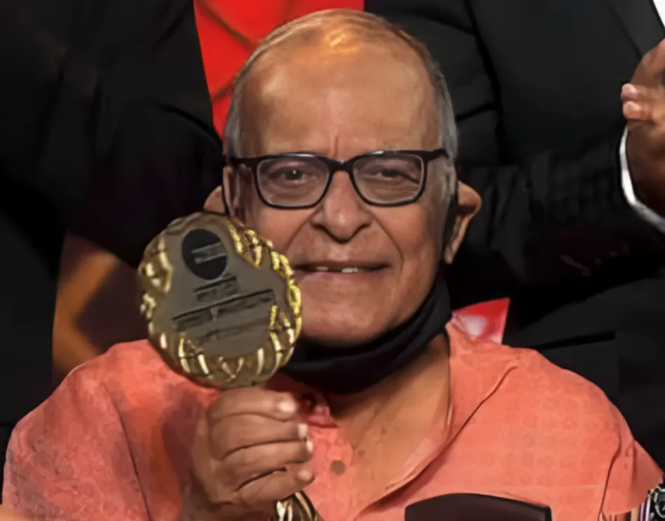 Achyut potdar with award