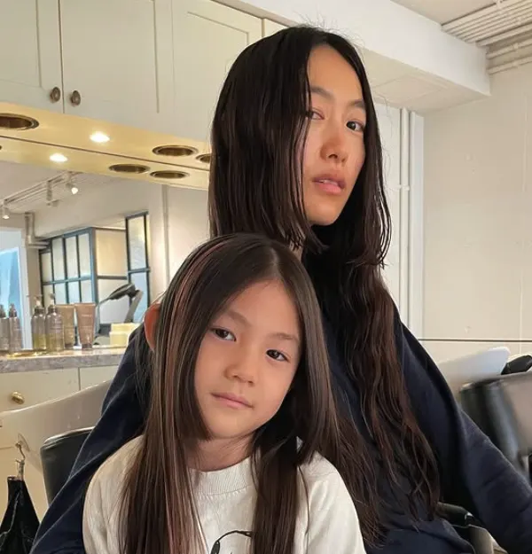 Qin Shupei with daughter