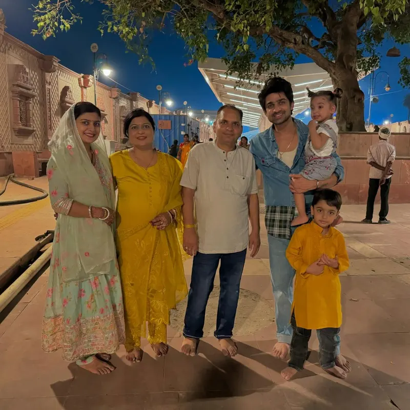abhishek kumar with family, Mom, Dad and Sister