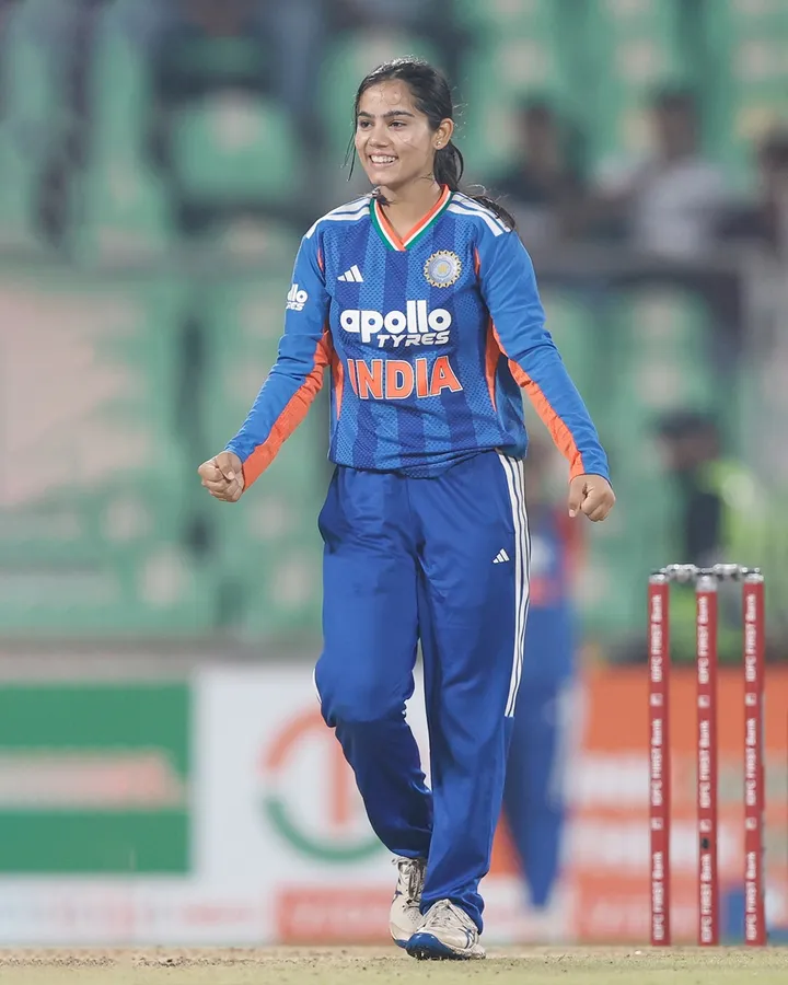 vaishnavi sharma at crickter ground full length image