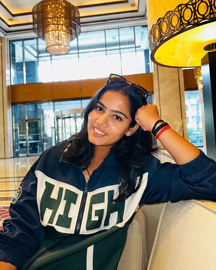 vaishnavi sharma photo in cafe