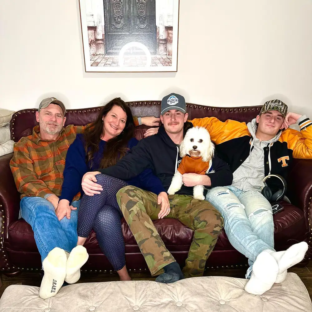 Austin Snell (Singer) - Early Life, Age, Family, Music, Bio 5 Austin Snell with Family, 2022