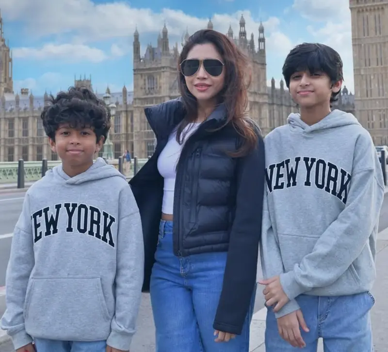 Aarthi ravi and her Both Son