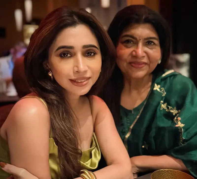 Aarthi ravi with his Mom