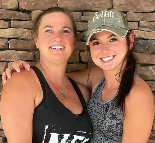 Hannah Barron - Height, Age, Biography 2 Hannah Barron with Mother, 2022