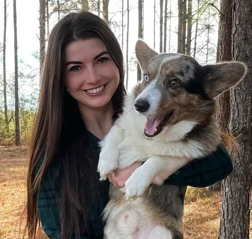 Hannah Barron - Height, Age, Biography 3 Hannah Barron with her pet dog