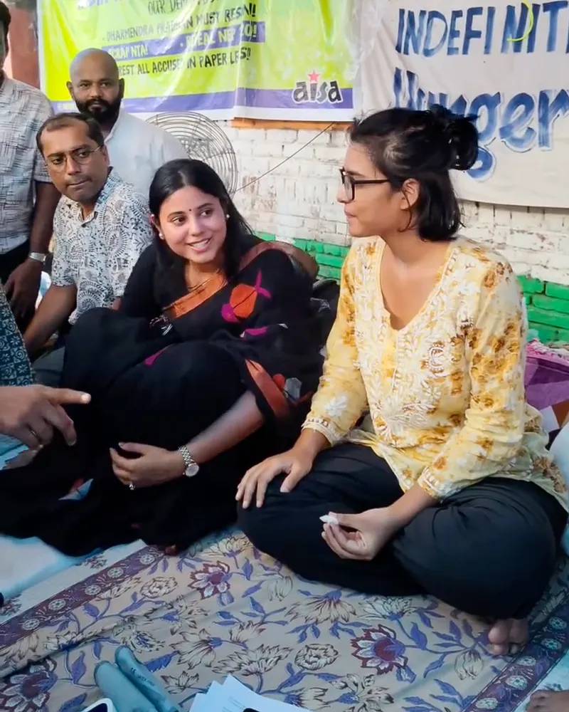 Samajwadi Party MP Priya Saroj meets Neha Bora at the Jantar Mantar protest site in Delhi