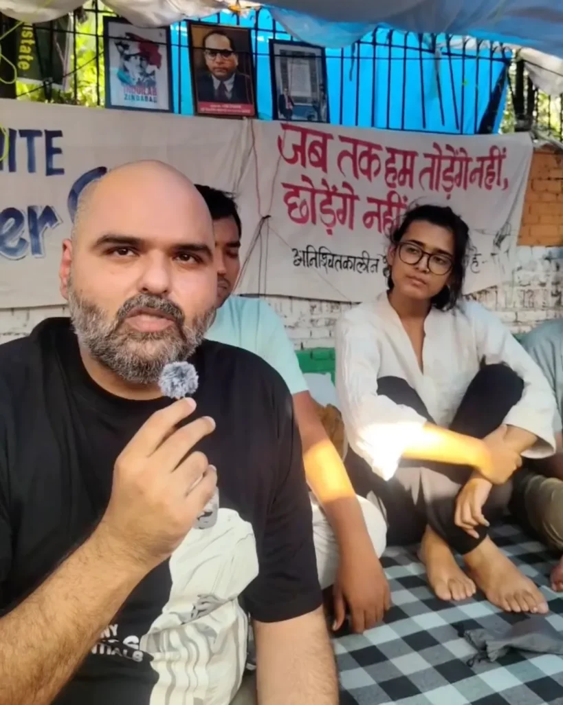 Kunal Kamra talks to Neha Bora during her hunger strike at Jantar Mantar
